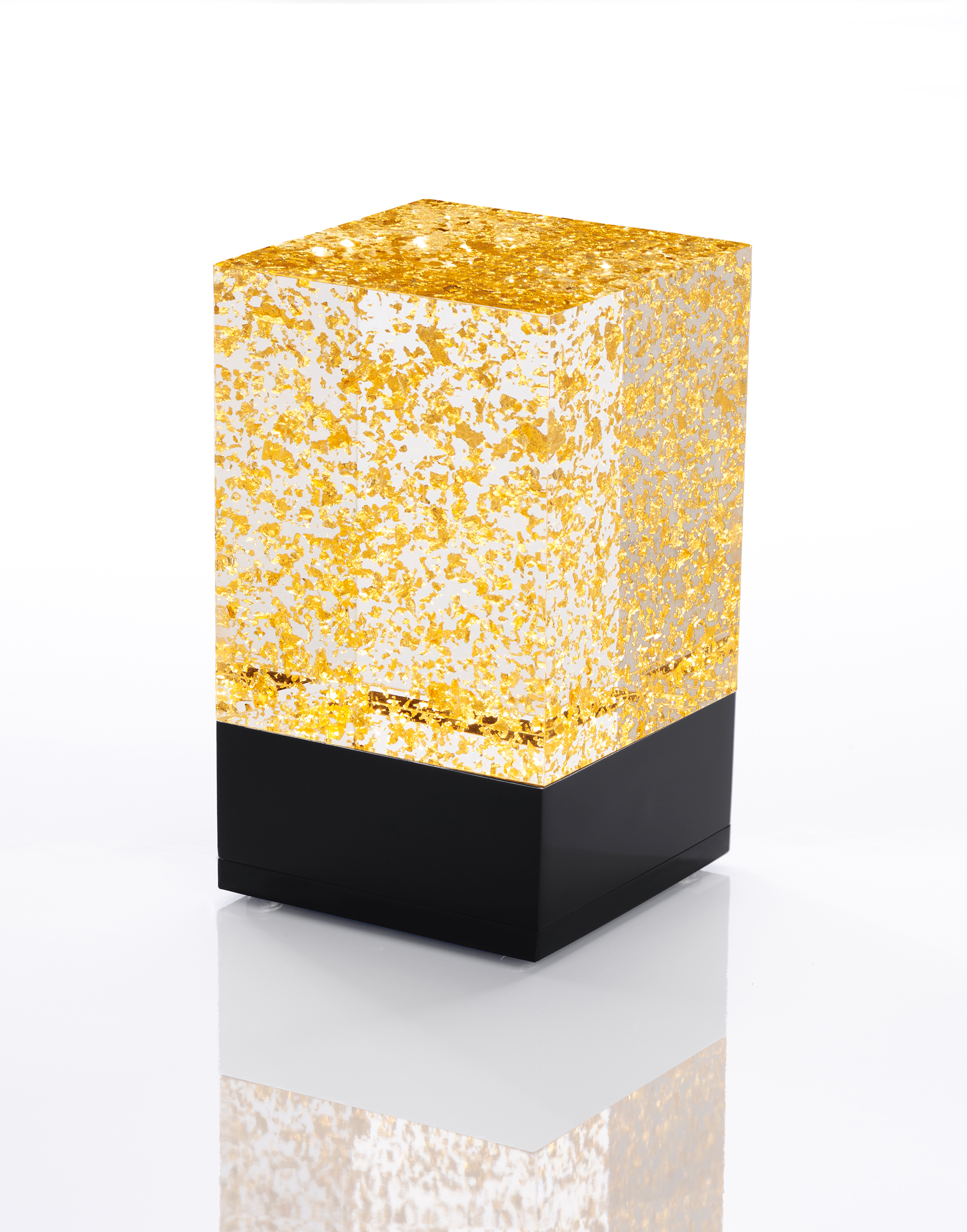 Or socle noir fond blancnew